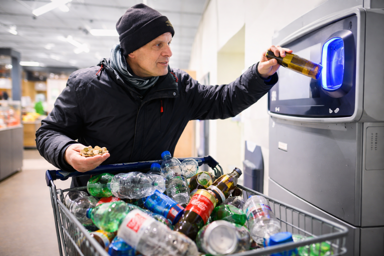 Niemiec zarobił 250 000 euro na butelkach z kaucją i spełnił swoje marzenie