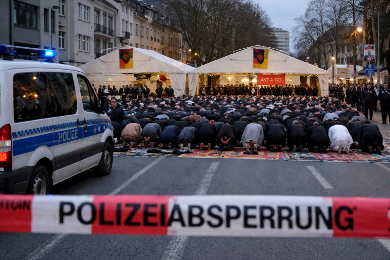 Niemcy: Ulica zamknięta z powodu „mobilnego meczetu”. Sąd zezwala na modlitwę na jezdni