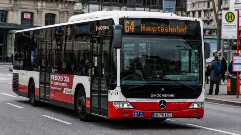 Niemcy zmieniają przepisy dla kierowców ciężarówek i autobusów. Egzaminy także po arabsku i rosyjsku