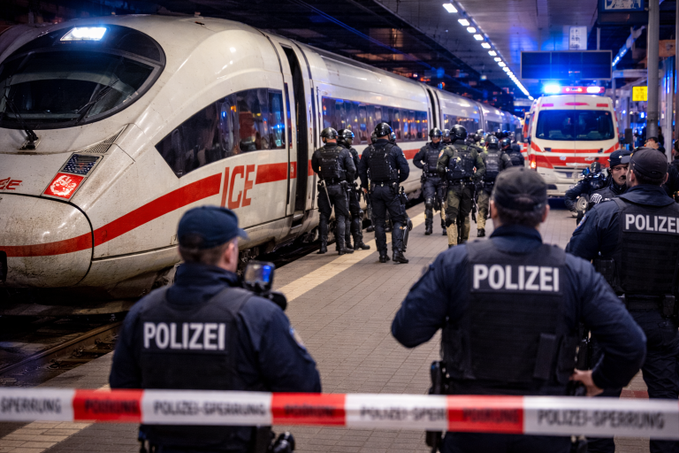 Zamaskowany mężczyzna z nożem w pociągu ICE. Wielka operacja policyjna w Niemczech!