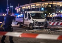 Hamburg: 36-latek przebił się przez policyjną blokadę przed koncertem Linkin Park. Padły strzały, funkcjonariusz w szpitalu