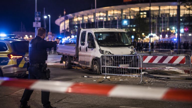 Hamburg: 36-latek przebił się przez policyjną blokadę przed koncertem Linkin Park. Padły strzały, funkcjonariusz w szpitalu
