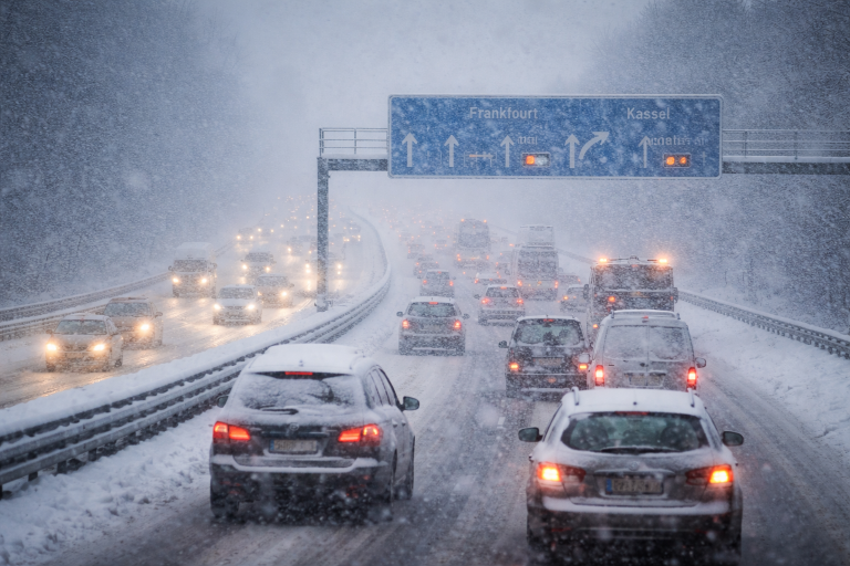 Chaos śnieżny w Hesji: korki, odwołania pociągów, wstrzymane loty na lotnisku we Frankfurcie