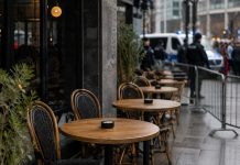 Skandal w Berlinie. Goście zostali wyrzuceni z kawiarni za izraelską flagę