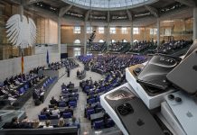Niemcy: Posłowie kupowali iPhone’y za pieniądze podatników. Pojawiły się zarzuty o przekazywanie urządzeń bliskim