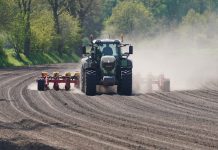 Śmiertelny wypadek przy pracy w Taucha: kobieta potrącona przez maszyny rolnicze