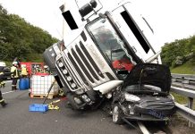 A1: Ciężarówka przewróciła się na samochód po pęknięciu opony – trzy osoby poważnie ranne