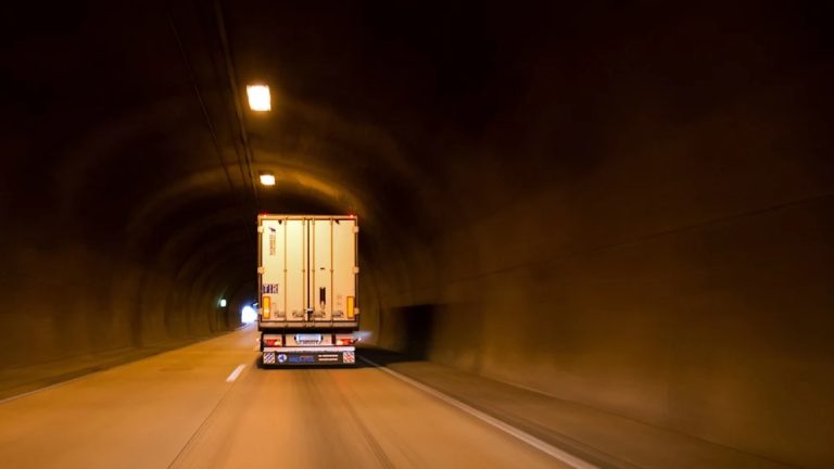 Görlitz: Zepsuta ciężarówka w tunelu blokuje A4, tworzą się korki