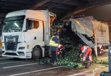 Hamm (NRW): Ciężarówka z butelkami zwrotnymi utknęła pod wiaduktem kolejowym