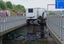 Drezno: Ciężarówka zawisnęła na moście autostradowym