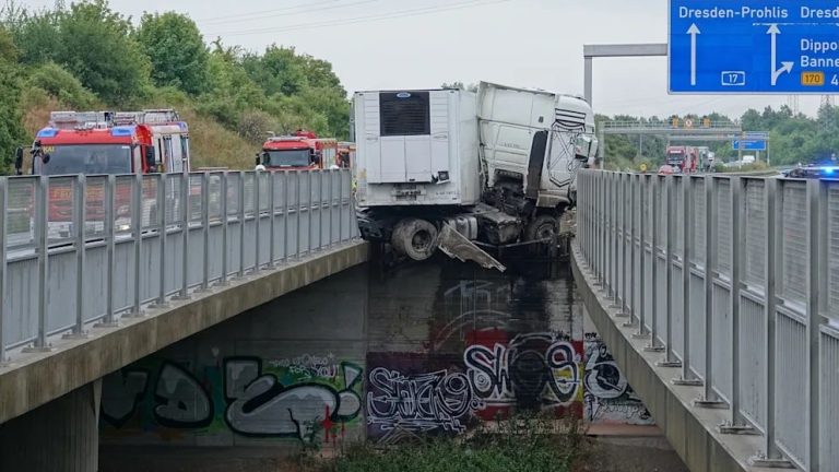 Drezno: Ciężarówka zawisnęła na moście autostradowym