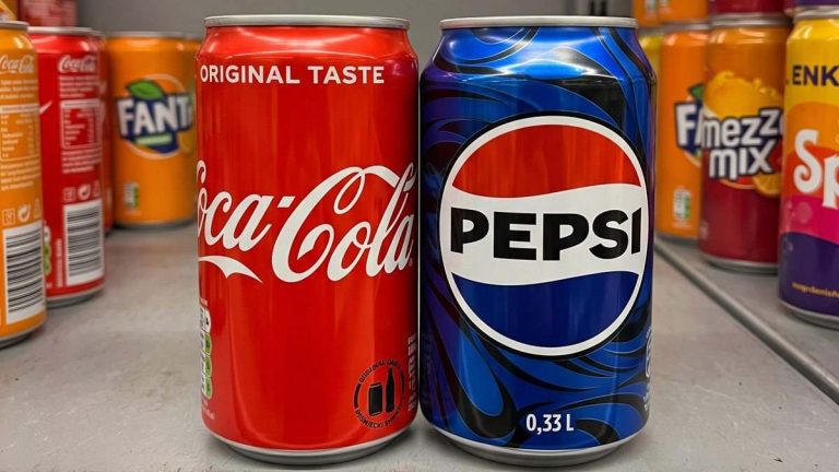 Puszki Coca-Coli i Pepsi na półce sklepowej. Ilustracja wygenerowana przez AI.