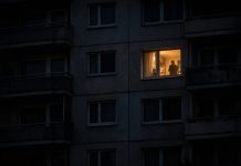 Niemcy: Mężczyzna groził dzieciom długą bronią. Do akcji wkroczyło SEK