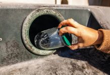 Niemcy: Czy należy odkręcić nakrętkę od szklanego pojemnika przed wyrzuceniem go do kontenera na szkło?