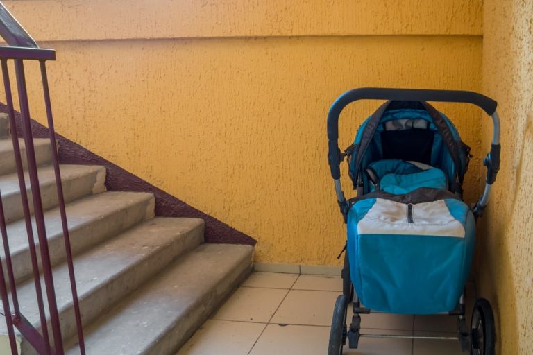 Czy w Niemczech wózki dziecięce mogą stać na klatce schodowej?