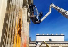 Czyszczenie Bramy Brandenburskiej po akcji aktywistów klimatycznych według wstępnych szacunków będzie kosztować 35 tys. euro