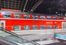 W Nadrenii Północnej-Westfalii dwóch mężczyzn dotkliwie pobiło maszynistę i konduktorkę. Agresywni pasażerowie podróżowali bez maseczek i biletów