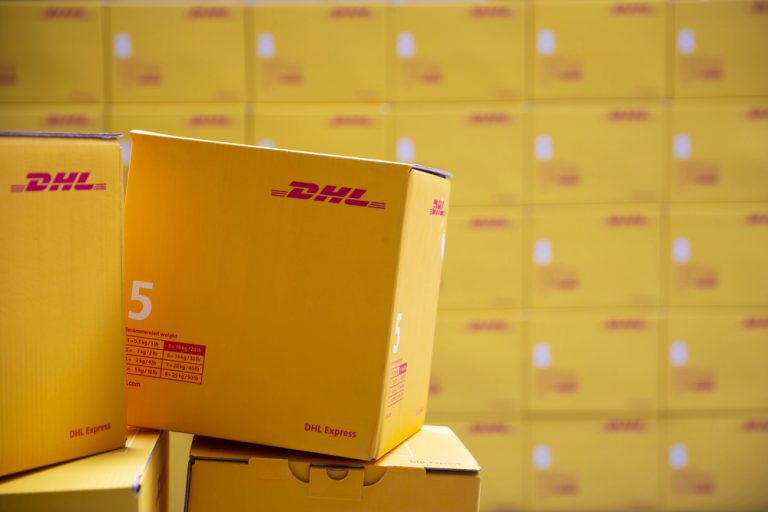 Niemcy: Masz problem z paczką DHL? Tak możesz złożyć skuteczną skargę. Kompleksowy przewodnik po możliwościach kontaktu i składania reklamacji