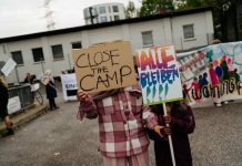 „Tu giną marzenia” — protest mieszkańców ośrodka dla uchodźców w Hamburgu po nocy spędzonej na chodniku
