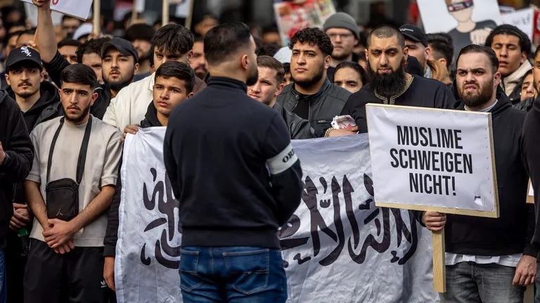 Demonstracja w Hamburgu: Grupa islamistyczna domaga się kalifatu