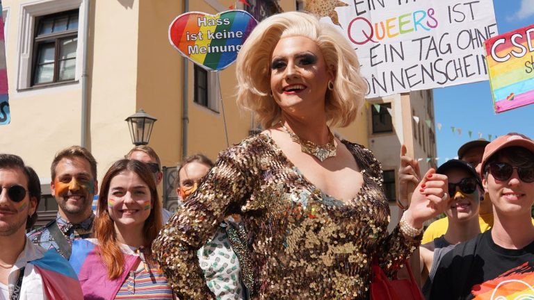 Wszystkie kolory tęczy w Pirnie: demonstracja społeczności queer