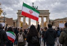 Na „demonstracji pokojowej” w Berlinie powiewały flagi reżimu Iranu! BILD opisuje antyizraelskie wystąpienia Ilustracja AI przedstawiająca demonstrację przed Bramą Brandenburską z flagą Iranu