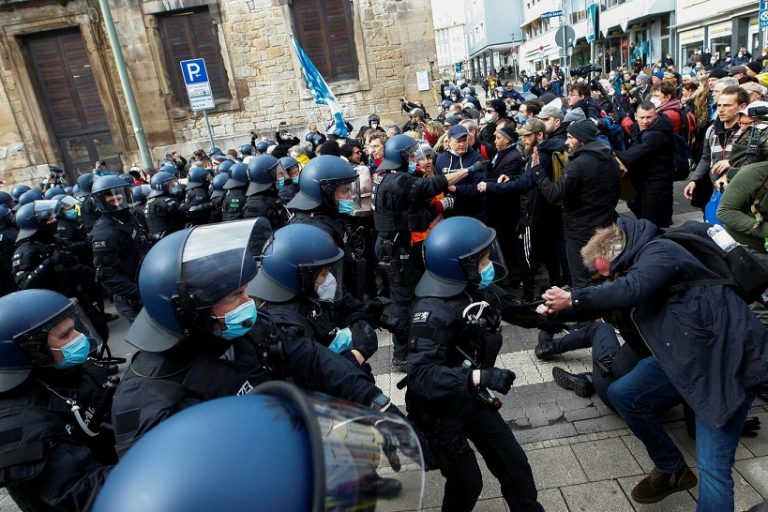 10 000 osób protestuje przeciwko obostrzeniom w Kassel – policja użyła gazu pieprzowego i pałek!