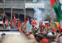 Tysiące protestujących w całym kraju. Lecą kamienie: Policja rozbija pro-palestyńską demonstrację w Berlinie