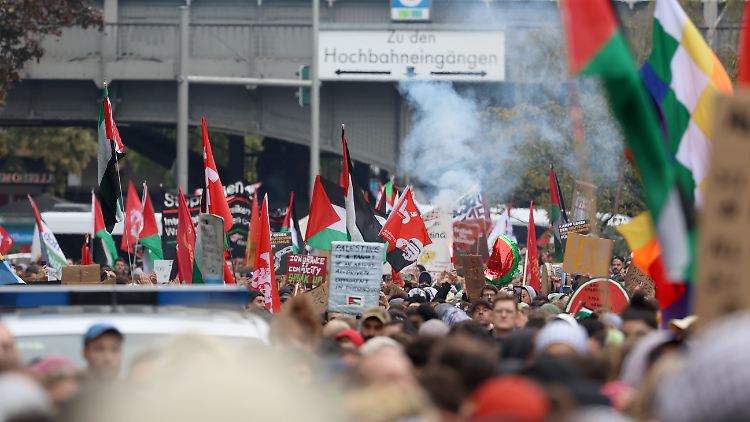 Tysiące protestujących w całym kraju. Lecą kamienie: Policja rozbija pro-palestyńską demonstrację w Berlinie