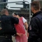 Demonstrant rzucony na ziemię Dochodzenia przeciwko policjantom po interwencji w Brandenburgii