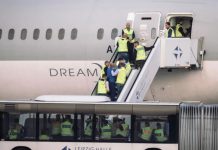 1000 euro do ręki dla każdego: Niemcy deportują 28 przestępców do Afganistanu