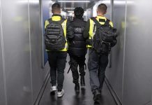 Niemcy zlecają „biuro podróży” do organizacji deportacji — przetarg w Dolnej Saksonii budzi kontrowersje