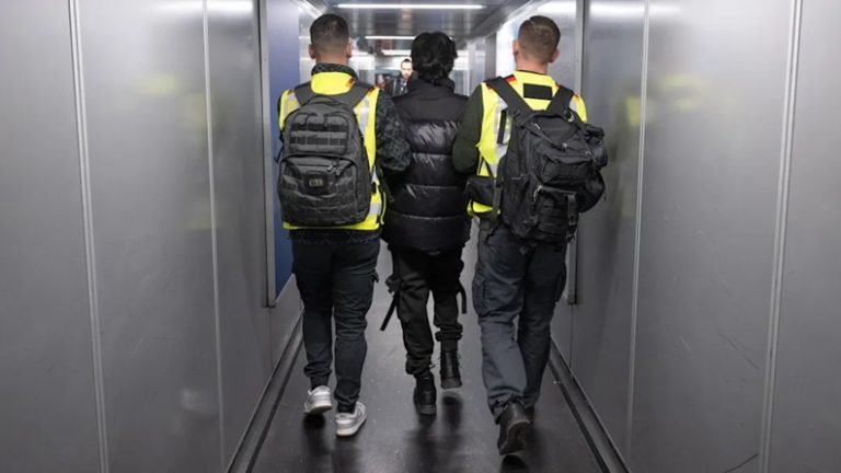 Niemcy zlecają „biuro podróży” do organizacji deportacji — przetarg w Dolnej Saksonii budzi kontrowersje