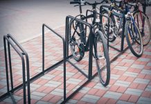 Zamiast remontu drogi – betonowe stojaki rowerowe na jezdni. Kontrowersyjna inwestycja w Dreźnie wywołała burzę