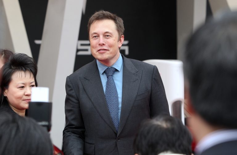Elon Musk kontra niemieckie ZDF. Miliarder grozi pozwem po oskarżeniach o „polowanie na migrantów”