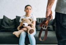 Niemcy: Rodzice pobili 10-letnią dziewczynkę na parkingu supermarketu. Interweniowała policja i Jugendamt