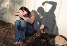 Niemcy: 13-latka brutalnie pobita w młodzieżowym centrum. Napastniczka groziła jej śmiercią