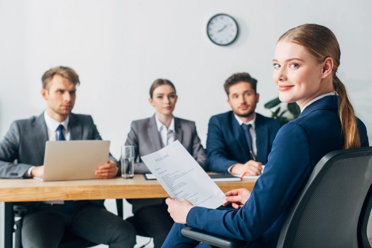 Pracujesz w Niemczech? Przełomowe przepisy wchodzą w życie. Nie uwierzysz, co teraz musi ujawnić Twój pracodawca!