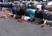 „Nie ma boga poza Allahem”: tysiące muzułmanów zgromadziło się w Kassel, aby publicznie przerwać post