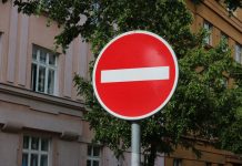 Polska i Niemcy blokują dostęp nowoczesnym samochodom w strefach wojskowych z obawy przed szpiegostwem