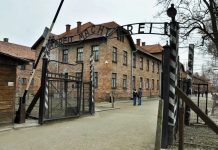 Niemcy: postawił przed urzędem skarbowym replikę bramy Auschwitz. 33-latek trafił do aresztu