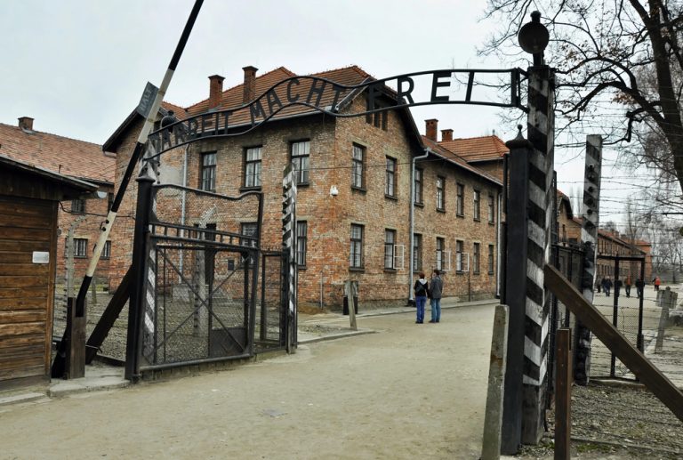 Niemcy: postawił przed urzędem skarbowym replikę bramy Auschwitz. 33-latek trafił do aresztu