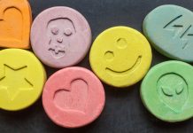 Tabletki ecstasy ze swastyką i orłem Rzeszy. Dwaj Syryjczycy podejrzani o handel narkotykami