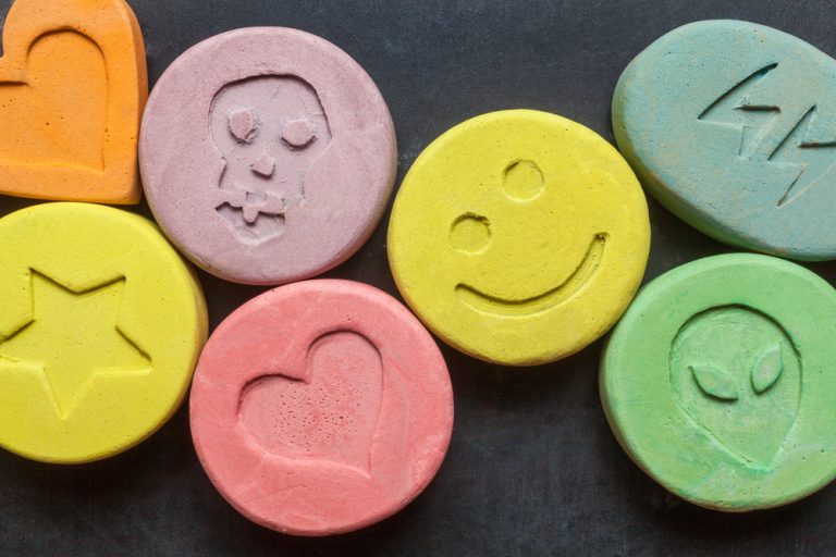 Tabletki ecstasy ze swastyką i orłem Rzeszy. Dwaj Syryjczycy podejrzani o handel narkotykami