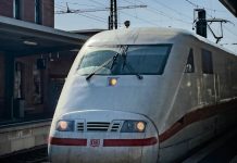 Deutsche Bahn na stałe wprowadza bilet rodzinny za 99,99 euro! Sprzedaż rusza 26 października Pociąg ICE Deutsche Bahn na niemieckim dworcu