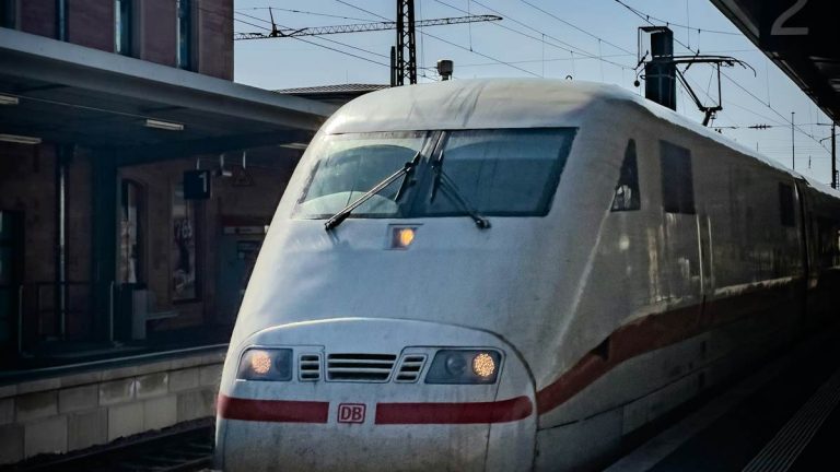 Pociąg ICE Deutsche Bahn na niemieckim dworcu