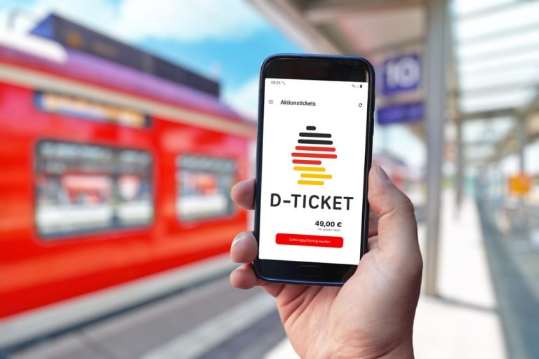 Deutschlandticket: w przyszłym roku 3 miliony obywateli będą mogły podróżować za jedyne 29,40 euro miesięcznie. Oto kto będzie uprawniony do zniżki!