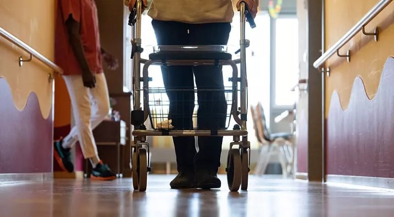 Niemcy: 40 domów opieki dotkniętych upadłością: Co niewypłacalność Argentum oznacza dla osób potrzebujących opieki?