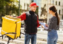 Indyjscy kurierzy w Berlinie walczą z wyzyskiem — strajki i pobicia