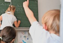 Nauczyciele szkół podstawowych w Wiesbaden i regionie biją na alarm — przeładowanie pracą, brak personelu i rosnące zagrożenia dla zdrowia